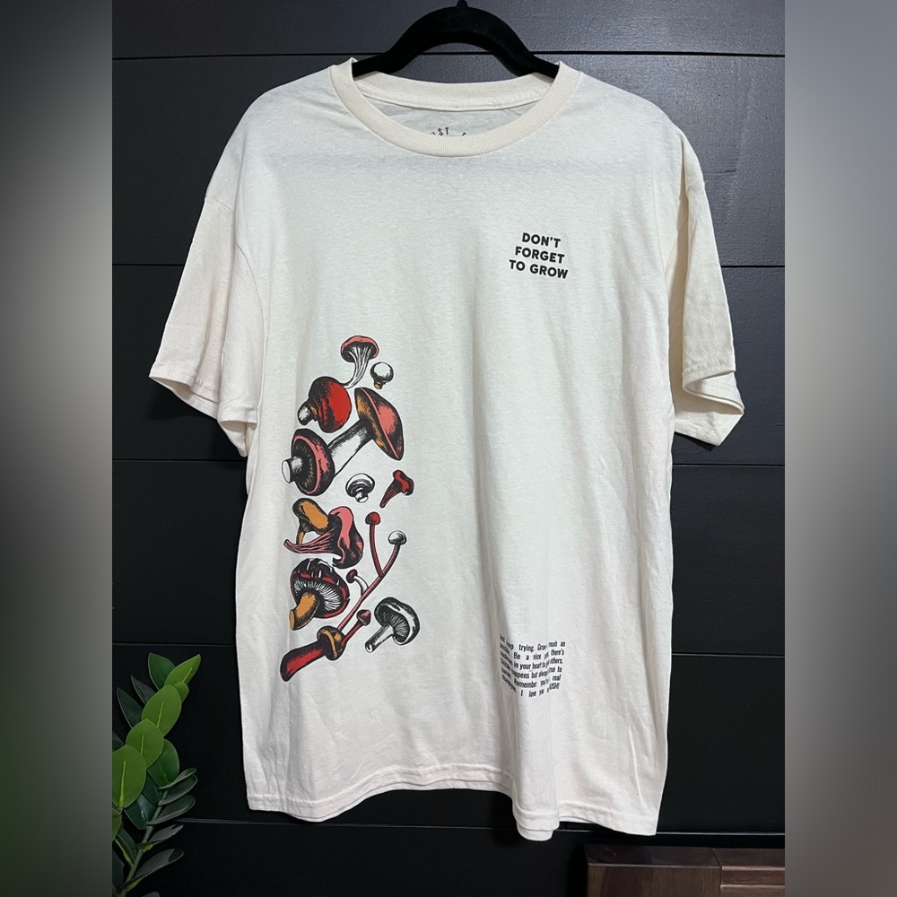 TRUST THE UNIVERSE Graphic Tee Mushrooms Grow Unisex T-Shirt Adult Sz L NWOT